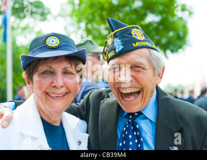 American Legion Post 1282 Hilfs Mitglied Betty Tucker (links) und Legionär (rechts) bei der Merrick Memorial Day Parade und Zeremonien auf Montag, 28. Mai 2012, auf Long Island, New York, USA. Amerikas Kriegshelden sind auf dieser Nationalfeiertag geehrt. Stockfoto