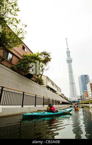 (Foto) Tokyo, Japan - zeigt In dieser Datei Foto veröffentlicht am 29. Mai 2012, eine Ansicht der Tokyo Skytree Kajak in den Fluss am 26. Mai 2012 entnommen. Tokyo Skytree wurde der Öffentlichkeit am 22. Mai 2012 offiziell eröffnet und hat eine hohe Anzahl von Besuchern in Japan als auch weltweit angezogen. (Ph Stockfoto
