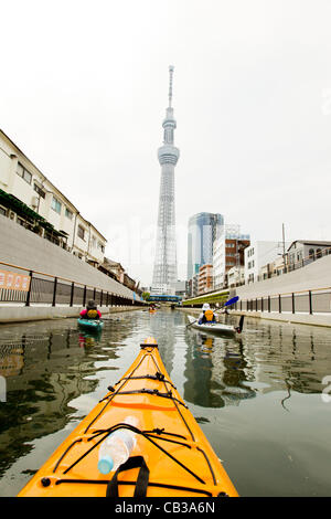 (Foto) Tokyo, Japan - zeigt In dieser Datei Foto veröffentlicht am 29. Mai 2012, eine Ansicht der Tokyo Skytree Kajak in den Fluss am 26. Mai 2012 entnommen. Tokyo Skytree wurde der Öffentlichkeit am 22. Mai 2012 offiziell eröffnet und hat eine hohe Anzahl von Besuchern in Japan als auch weltweit angezogen. (Ph Stockfoto