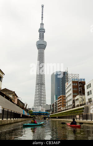 (Foto) Tokyo, Japan - zeigt In dieser Datei Foto veröffentlicht am 29. Mai 2012, eine Ansicht der Tokyo Skytree Kajak in den Fluss am 26. Mai 2012 entnommen. Tokyo Skytree wurde der Öffentlichkeit am 22. Mai 2012 offiziell eröffnet und hat eine hohe Anzahl von Besuchern in Japan als auch weltweit angezogen. (Ph Stockfoto