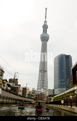 (Foto) Tokyo, Japan - zeigt In dieser Datei Foto veröffentlicht am 29. Mai 2012, eine Ansicht der Tokyo Skytree Kajak in den Fluss am 26. Mai 2012 entnommen. Tokyo Skytree wurde der Öffentlichkeit am 22. Mai 2012 offiziell eröffnet und hat eine hohe Anzahl von Besuchern in Japan als auch weltweit angezogen. (Ph Stockfoto