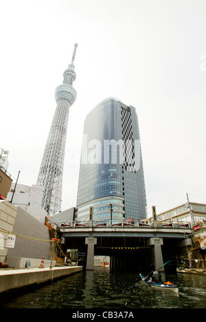(Foto) Tokyo, Japan - zeigt In dieser Datei Foto veröffentlicht am 29. Mai 2012, eine Ansicht der Tokyo Skytree Kajak in den Fluss am 26. Mai 2012 entnommen. Tokyo Skytree wurde der Öffentlichkeit am 22. Mai 2012 offiziell eröffnet und hat eine hohe Anzahl von Besuchern in Japan als auch weltweit angezogen. (Ph Stockfoto
