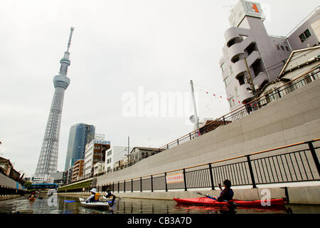 (Foto) Tokyo, Japan - zeigt In dieser Datei Foto veröffentlicht am 29. Mai 2012, eine Ansicht der Tokyo Skytree Kajak in den Fluss am 26. Mai 2012 entnommen. Tokyo Skytree wurde der Öffentlichkeit am 22. Mai 2012 offiziell eröffnet und hat eine hohe Anzahl von Besuchern in Japan als auch weltweit angezogen. (Ph Stockfoto