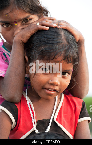 Glücklich armen indischen nomadischen Bettler Mädchen. Andhra Pradesh, Indien Stockfoto