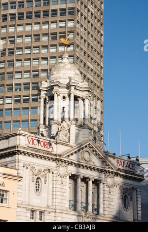 Ein Blick auf die Spitze und Turm der Victoria Palace Theatre Stockfoto