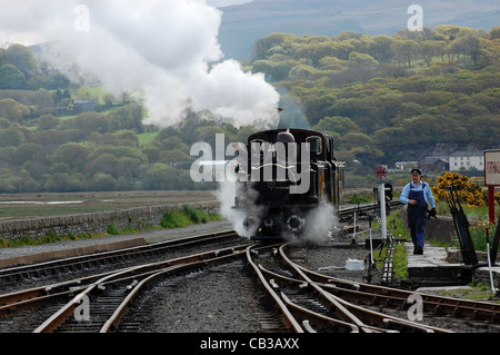 Dampflokomotive in Station kurz vor Punkte außerhalb Porthmadog unterwegs angehalten Stockfoto