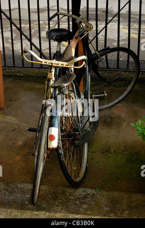 Zwei alte Stil Fahrräder gegeneinander gelehnt Stockfoto