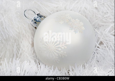Weiße Kugel auf flauschige Weihnachtsbaum Kette Stockfoto
