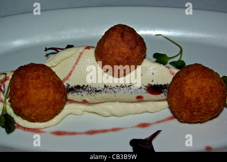 Schlagsahne Fiddlers Hill Ziege Käse Arancini Sumach rote Beete Öl Dressing entrée Stockfoto