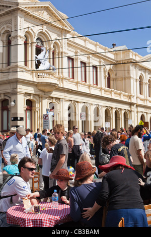 High Noon Gemeinschaft Festival ist eine lokale Northcote-Musikfestival in Melbourne, Australien-Familie genießen Café-Tisch in der viel befahrenen Straße. Stockfoto