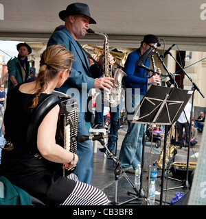 High Noon-Gemeinschaft-Festival ist ein Northcote lokale Musik Fest in Melbourne, Australien-Band spielt auf der Bühne Stockfoto
