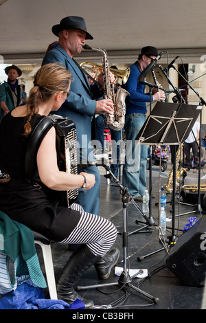 High Noon-Gemeinschaft-Festival ist ein Northcote lokale Musik Fest in Melbourne, Australien-Band spielt auf der Bühne. Stockfoto