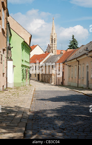 Bratislava - Kapitulska Straße und Klarisky gotische Turm Stockfoto