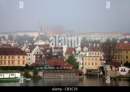 Prag im Nebel Dom - Burg und Vitus Kathedrale von waterfront Stockfoto