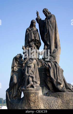 Prag - Statue von der Karlsbrücke entfernt - st. Methodius und Cyril Stockfoto