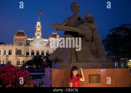 Vietnam, Vietnam, Ho-Chi-Minh-Stadt, Ho-Chi-Minh-Statue und Rathaus Stockfoto