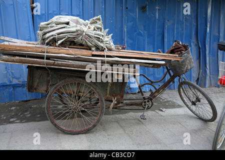 Migrationshintergrund Bauer Arbeiter machen Leben durch Sammeln von & Verkauf Materialien z. B. Holz, die recycelt werden kann Shanghai, China, Asien Stockfoto