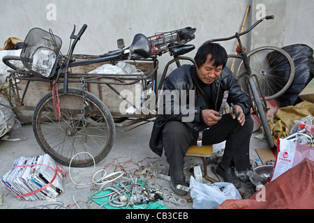 zugewanderten Bauern, die Arbeiter machen Leben sammeln & Verkauf von Materialien, z. B. Draht, Shanghai, China, Asien recycelt werden können Stockfoto