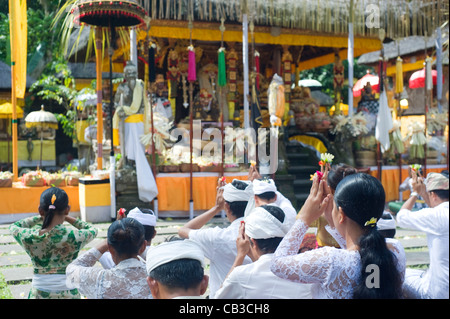 Unbekannte Menschen vor Ort in traditionellen indonesischen Kleidung tragen teilnehmen an hinduistische Zeremonie Stockfoto