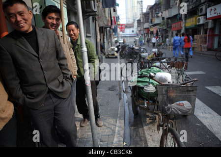 Migrationshintergrund Bauer Arbeiter machen Leben durch Sammeln von & Verkauf Materialien z.B. Pappe, die recycelt werden kann Shanghai, China, Asien Stockfoto