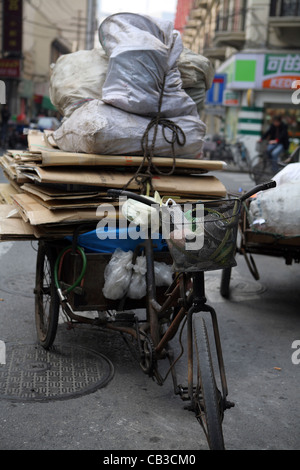 Migrationshintergrund Bauer Arbeiter machen Leben durch Sammeln von & Verkauf Materialien z.B. Pappe, die recycelt werden kann Shanghai, China, Asien Stockfoto