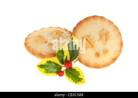 Zwei Weihnachten dekoriert Mince Pies mit einem Zweig der bunten Stechpalme isoliert auf weiss Stockfoto