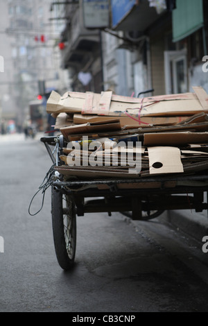 Migrationshintergrund Bauer Arbeiter machen Leben durch Sammeln von & Verkauf Materialien z.B. Pappe, die recycelt werden kann Shanghai, China, Asien Stockfoto