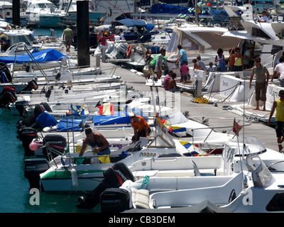 Kleine Boote gefesselt in marina Stockfoto