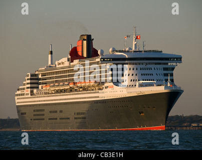 Die Cunard Passagierschiff Queen Mary 2 verlässt Southampton Hampshire England UK Stockfoto