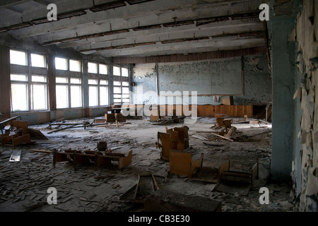 Geschändeter und geplünderten Klassenzimmer in Pripyat Mittelschule Sportivnaya Straße, Sperrzone von Tschernobyl Pripjat Ukraine Stockfoto