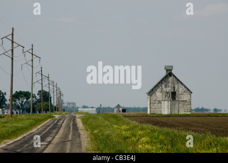 Scheune neben Straße Prärie, Tolono, in der Nähe von Champaign-Urbana, Illinois, USA Stockfoto