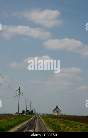 Scheune neben Straße auf Grasland, in der Nähe von Champaign-Urbana, Illinois, USA Stockfoto