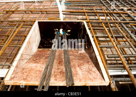 Nach dem Spannen Stahlseile im Betonboden Schalung Stockfoto