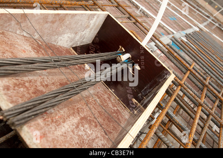 Nach dem Spannen Stahlseile im Betonboden Schalung Stockfoto