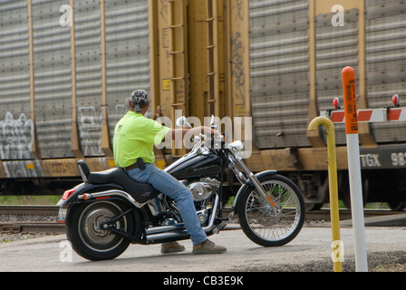 Motorrad-warten auf Güterwagen der Union Pacific am Bahnübergang, Tolono, in der Nähe von Champaign-Urbana, Illinois, USA Stockfoto