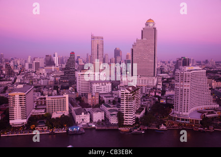 Thailand, Bangkok, Skyline der Stadt und Fluss Chao Phraya in der Nacht Stockfoto