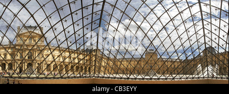 Panoramablick auf den berühmten Louvre-Museum im Inneren der Pyramide in Paris, Frankreich. Stockfoto