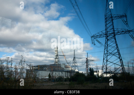 Reaktor Nummer 4 von Tschernobyl, eingehüllt in seine alte Sarkophag gesehen von der Seite, Ukraine Stockfoto