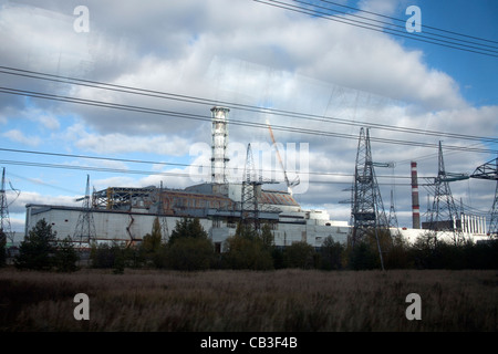 Reaktor Nummer 4 von Tschernobyl, eingehüllt in seine alte Sarkophag gesehen von der Seite, Ukraine Stockfoto