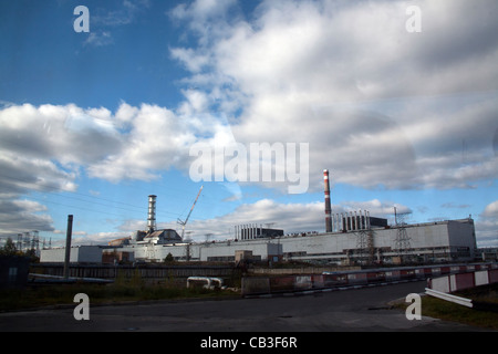 Reaktor Nummer 4 von Tschernobyl, eingehüllt in seine alte Sarkophag gesehen von der Seite, Ukraine Stockfoto