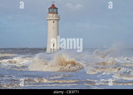 Barsch Rock Leuchtturm bei starkem Wind an den hohen Gezeiten. New Brighton, England UK. Februar 2011 Stockfoto