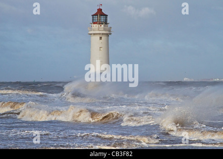 Barsch Rock Leuchtturm bei starkem Wind an den hohen Gezeiten. New Brighton, England UK. Februar 2011 Stockfoto