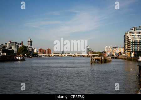 Blick auf die Themse zum Cremorne Eisenbahnbrücke, Battersea Reach, London, UK Stockfoto