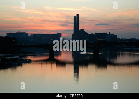 Blick auf den Sonnenuntergang auf der Themse Battersea Bridge und viele Road Power Station, Chelsea, London, UK Stockfoto