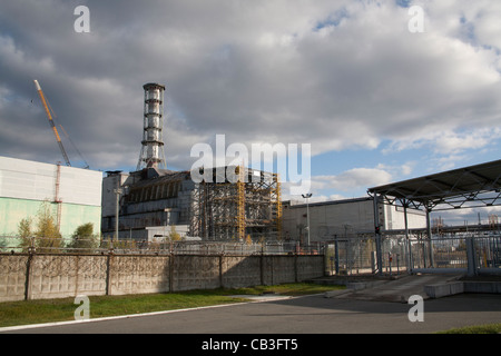 Reaktor Nummer 4 von Tschernobyl, eingehüllt in seine alte Sarkophag mit dem neuen gebaut an seiner Seite, Ukraine Stockfoto