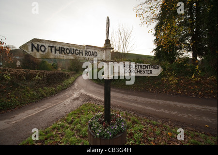 Alte Straße Kreuzung Zeichen außerhalb der Klammer Fasane Inn im Ortsteil Plüsch nördlich von Dorchester in Dorset Stockfoto