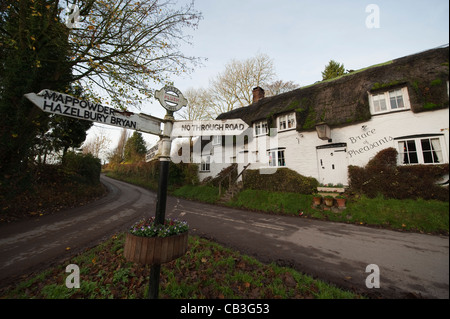 Alte Straße Kreuzung Zeichen außerhalb der Klammer Fasane Inn im Ortsteil Plüsch nördlich von Dorchester in Dorset Stockfoto