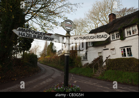 Alte Straße Kreuzung Zeichen außerhalb der Klammer Fasane Inn im Ortsteil Plüsch nördlich von Dorchester in Dorset Stockfoto