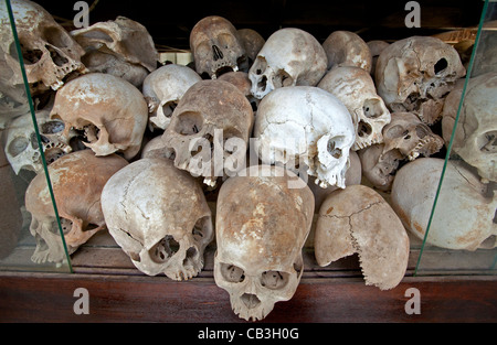 Schädel von Opfern des Völkermords an den Roten Khmer. Choeung Ek-Schlachtfelder. Phnom Penh. Kambodscha Stockfoto