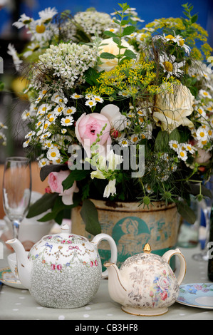 Floral Retro-Vintage-Stil Tischdekoration. Stockfoto